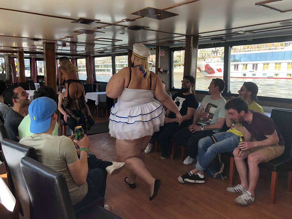 Une danseuse de strip-tease XXL surprend l'équipe de France evg en croisière à Budapest