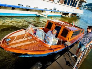 Speed boat tour sur le Danube, une activité EVG parfaite avec EVG d'Enfer Budapest