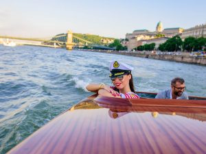 Speed boat tour on the Danube, a perfect stag party activity with EVG d'Enfer Budapest.