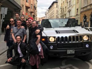 Ford Excursion limo avec champagne et guide au meilleur prix pour votre EVG a Budapest avec EVG d'Enfer Budapest