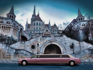 Cadillac limo tour de Budapest, activité de nuit pour votre weekend EVG à Budapest avec EVG d'Enfer Budapest