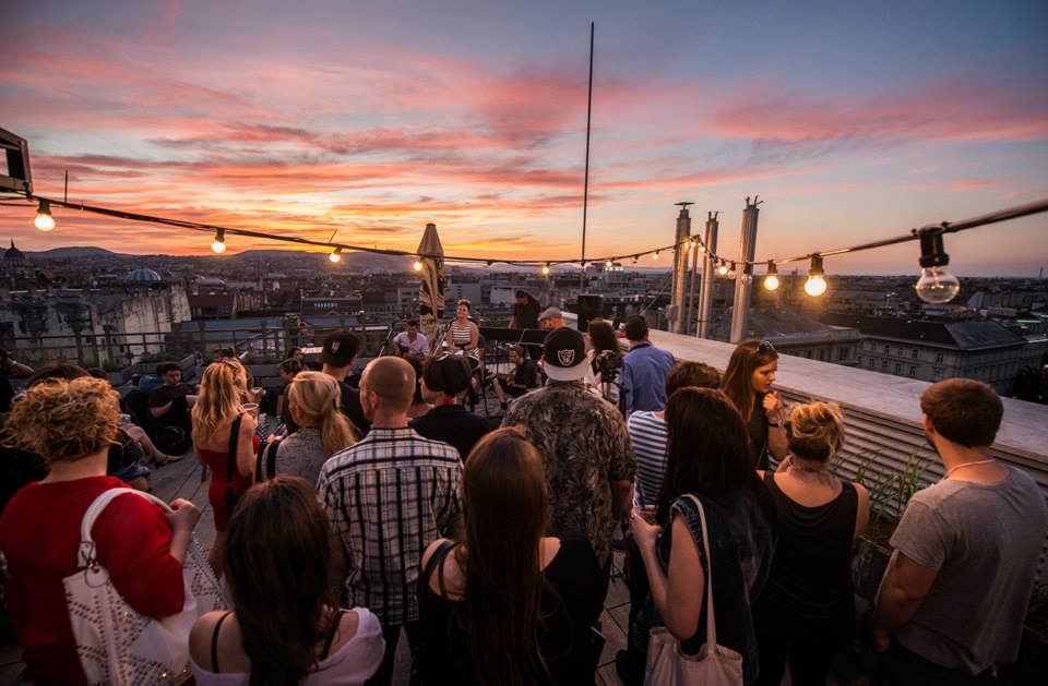 Budapest 360 bar plein de jeunes touristes faisant la fête et buvant tout en haut du bâtiment avec vue sur Budapest.