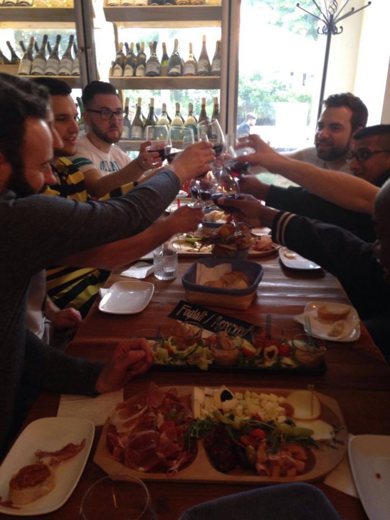 Les touristes français se régalent de vins vieillis hongrois dans un restaurant de tapas à Budapest