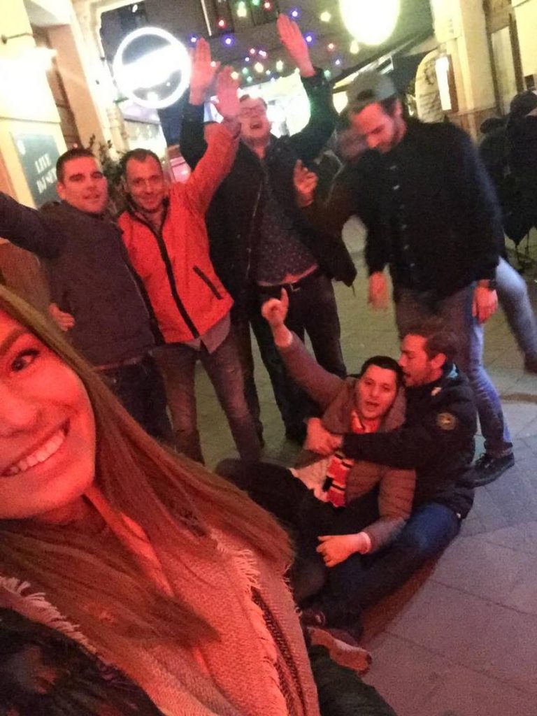 tournée des bars à Budapest avec une guide locale, le guide prend un selfie, où le groupe EVG se sent bien à Budapest