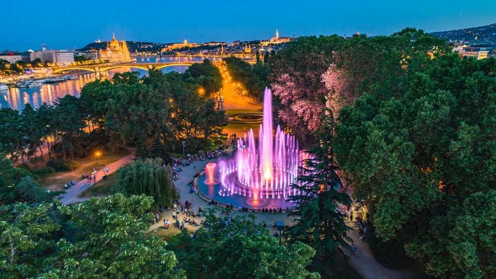 Vue de Budapest, avec la fontaine musicale Margitsziget, le parlement, le Danube et les célèbres ponts hongrois