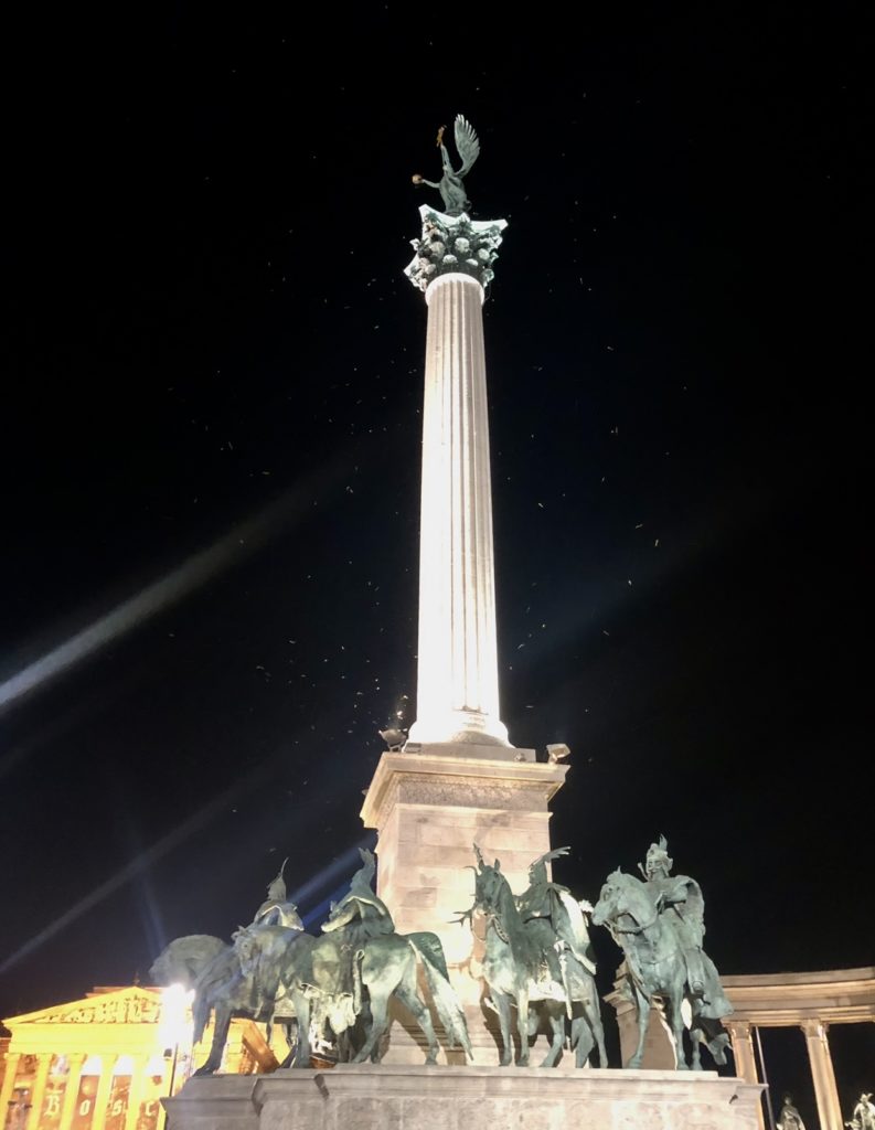 Place des Héros à Budapest avec l'Archange Gabriel au centre et autour de lui des statues de héros de Hongrie