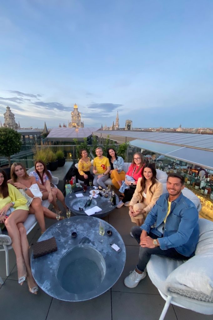 Bar sur le toit Duchess rooftop à Budapest, Un groupe de jeunes touristes français buvant devant une vue de Budapest