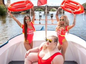 Grosse surprise sur votre bateau privé, fat et sexy stripteaseuse pour votre week-end d'enterrement de vie garçon à Prague avec EVG d'Enfer. Une activité EVG inoubliable.
