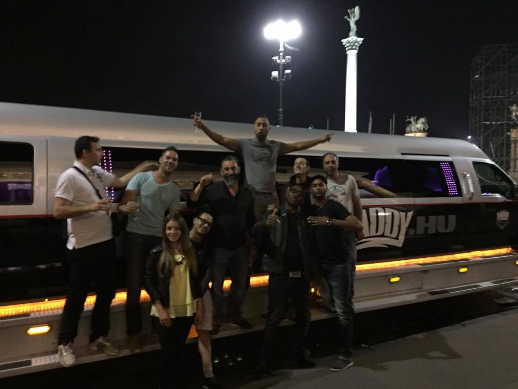 Daddy Hummer Limousine devant Hősök tere à Budapest, un groupe EVG en fête et un guide local