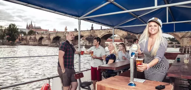 Beer Boat à Prague avec EVG d'Enfer
