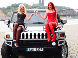 tour en hummer avec stripteaseuse à Prague avec EVG d'enfer