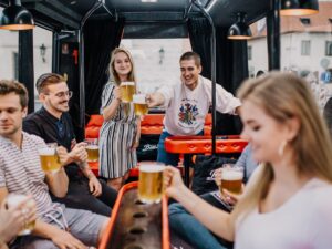 Transfert Aéroport en Beer Bus pour votre groupe EVG à Prague avec EVG d’Enfer