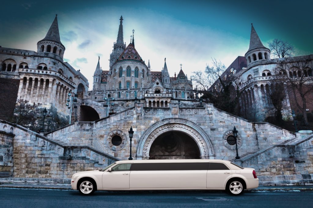 Transfert en Chrysler 300c Limo avec Chippandale pour votre enterrement de vie de jeune fille avec EVJF d'Enfer a Budapest
