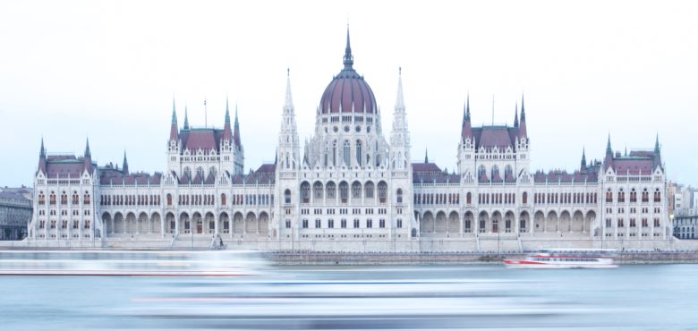 Speed boat tour sur le Danube, une activité EVJF parfaite avec EVG d'Enfer Budapest