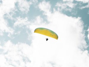 Saut en parachute tandem avec vidéo, une activité evjf à sensations fortes à Budapest avec EVG d'Enfer Budapest