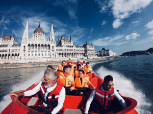 Jet Boat Extrême sur le Danube, une activité EVJF parfaite avec EVJF d'Enfer Budapest