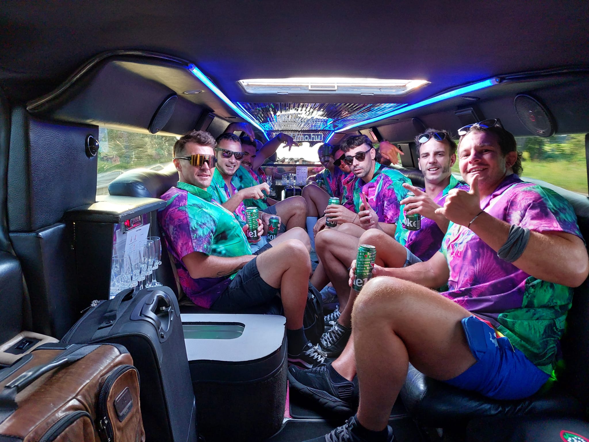 Groupe d'amis célébrant dans une limousine luxueuse à Budapest, trinquant avec du champagne - une atmosphère joyeuse et festive lors d'une célébration de mariage future.