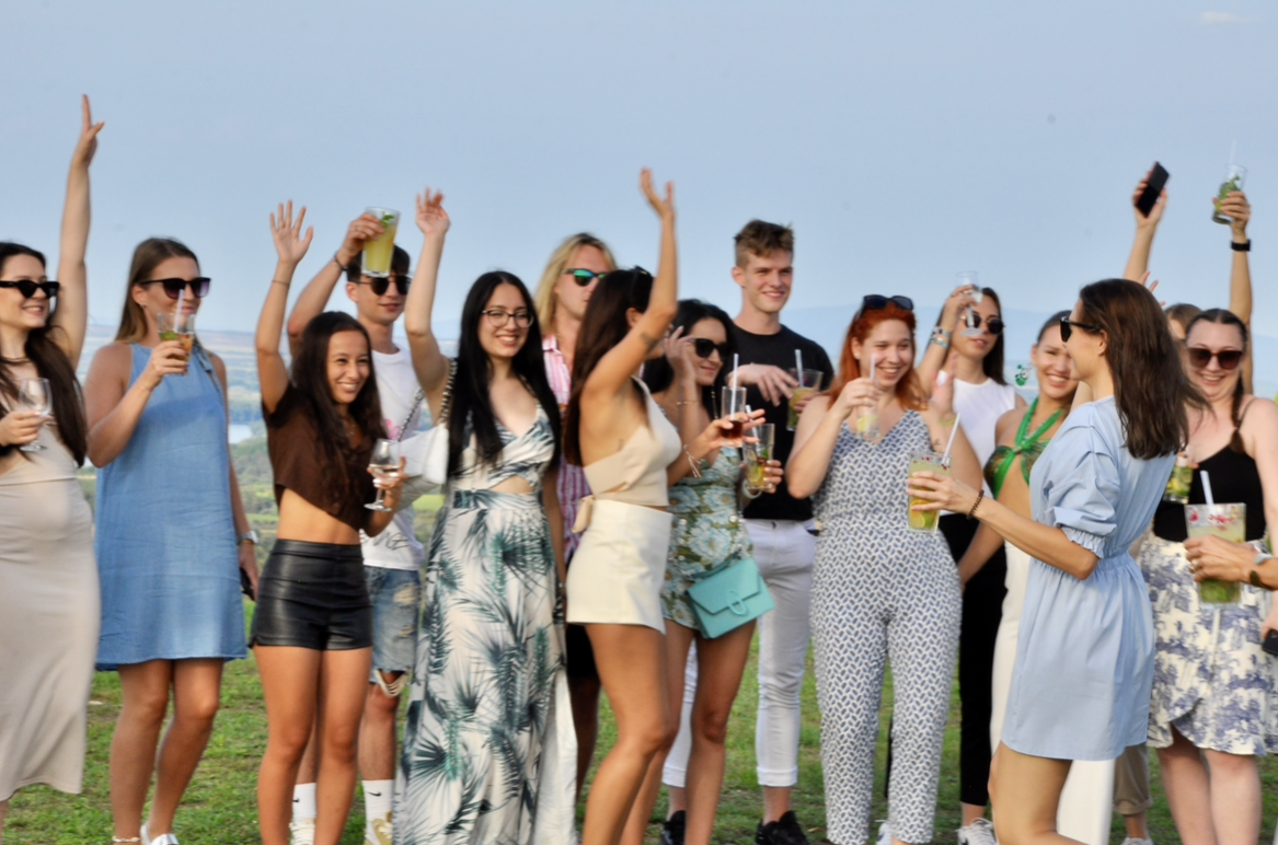 L'équipe de l'EVG d'Enfer Budapest trinque dans un team building.