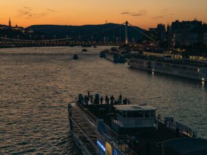 Bateau privé nocturne avec open bar + entrée club pour votre enterrement de vie de garçon à Budapest avec EVG d'Enfer