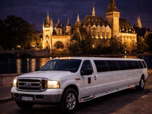 Transfert en limousine Ford Excursion pour votre enterrement de vie de garçon à Budapest