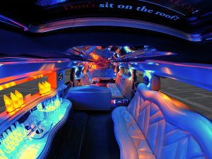 Tour en Hummer XXL avec Stripteaseuse pour votre enterrement de vie de garçon à Budapest avec EVG d'Enfer