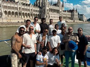 Bateau privé avec bière pour votre enterrement de vie de garçon à Budapest avec EVG d'Enfer