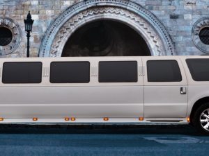 Tour en Ford Excursion Limo pour votre enterrement de vie de garçon à Budapest avec EVG d'Enfer