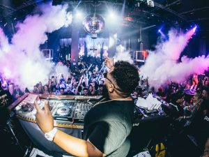 Boîte et bouteilles pour votre enterrement de vie de garçon à Bratislava avec EVG d'Enfer