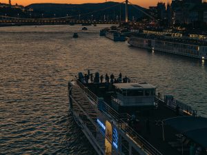 Bateau Privé Nocturne avec Open Bar + Entrée Club pour votre enterrement de vie de garçon à Budapest avec EVG d'Enfer