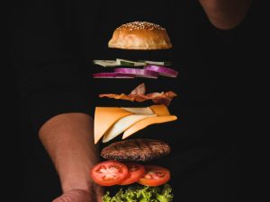 Dîner Burger & Strip pour votre enterrement de vie de garçon à Bratislava avec EVG d'Enfer