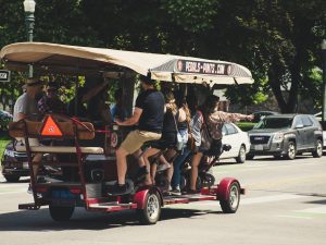 Beerbike pour votre enterrement de vie de garçon à Bratislava avec EVG d'Enfer