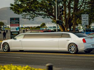 Transfert aéroport aller en limousine Chrysler 300C Stretch pour votre enterrement de vie de garçon à Bratislava avec EVG d'Enfer